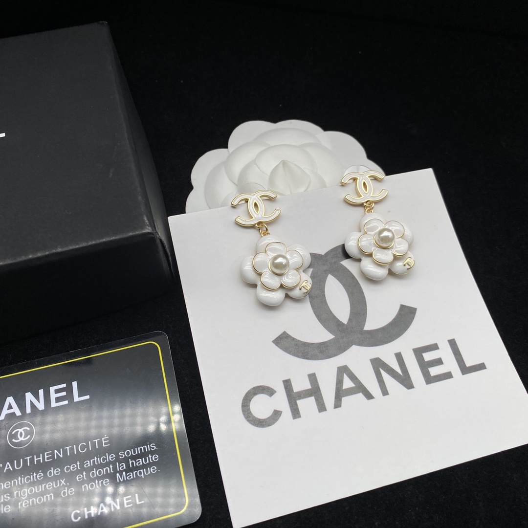 Chan Fashion Stud Earrings-Luxeon