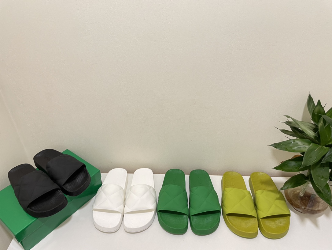 BOTTEGA VENETA Couple Bread Slippers-Luxeon