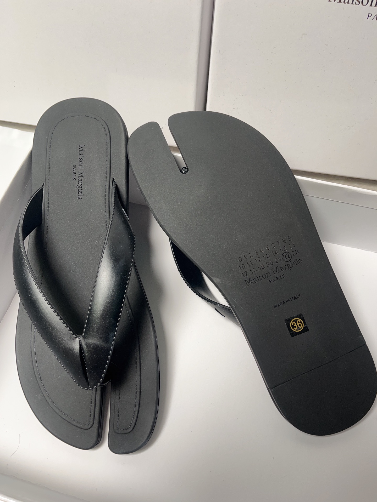 Couple flip-flops 35-44