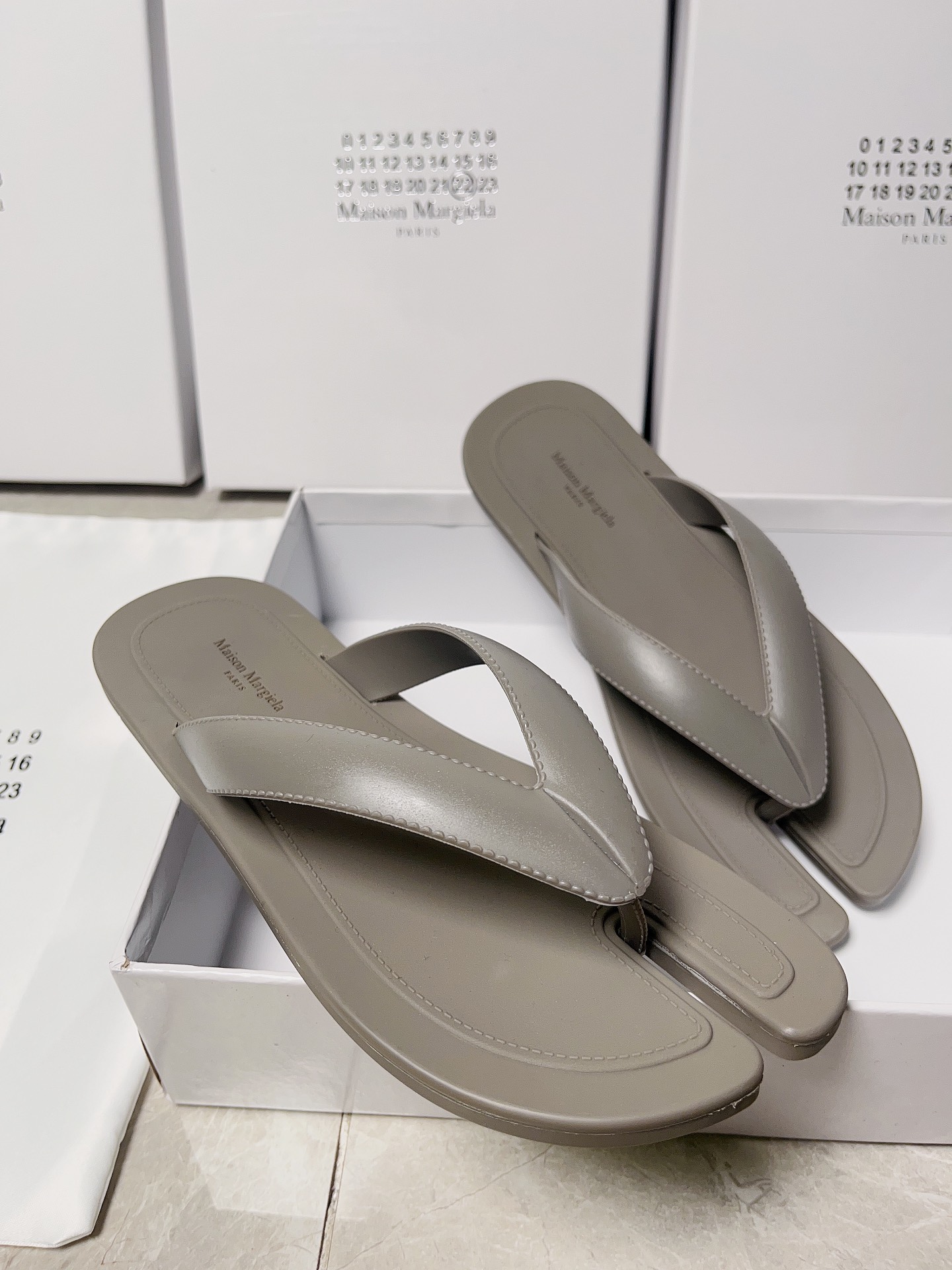 Couple flip-flops 35-44