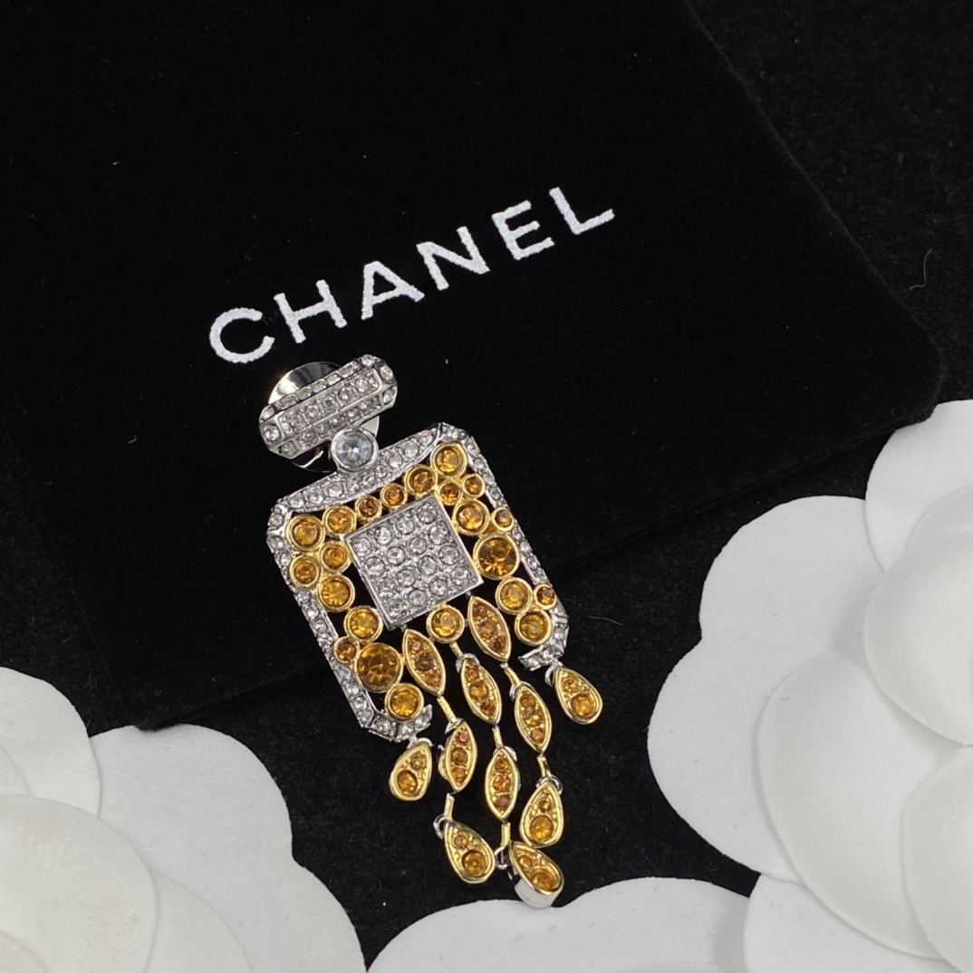 C style Fashion Brooch-Luxeon