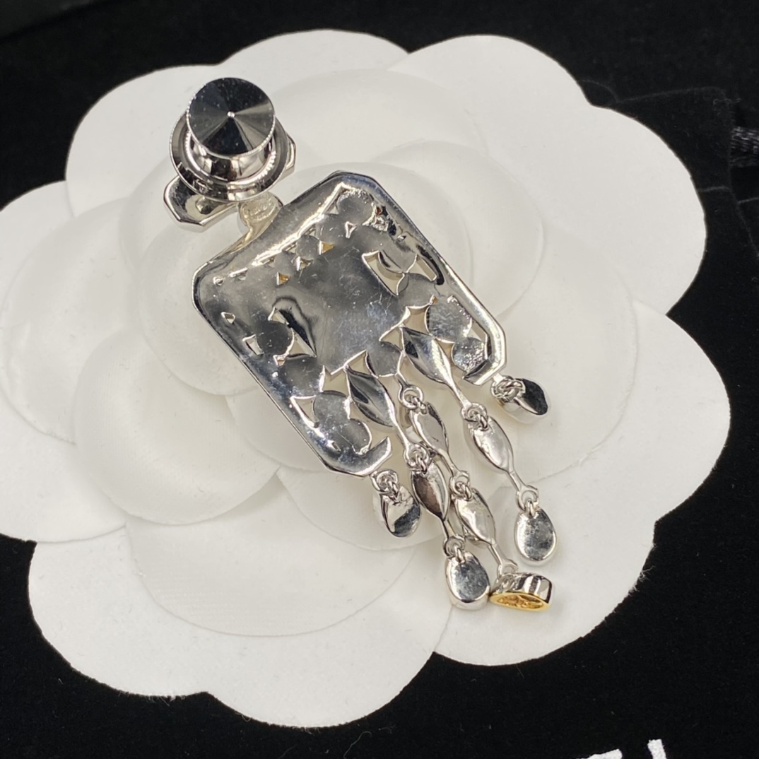 C style Fashion Brooch-Luxeon