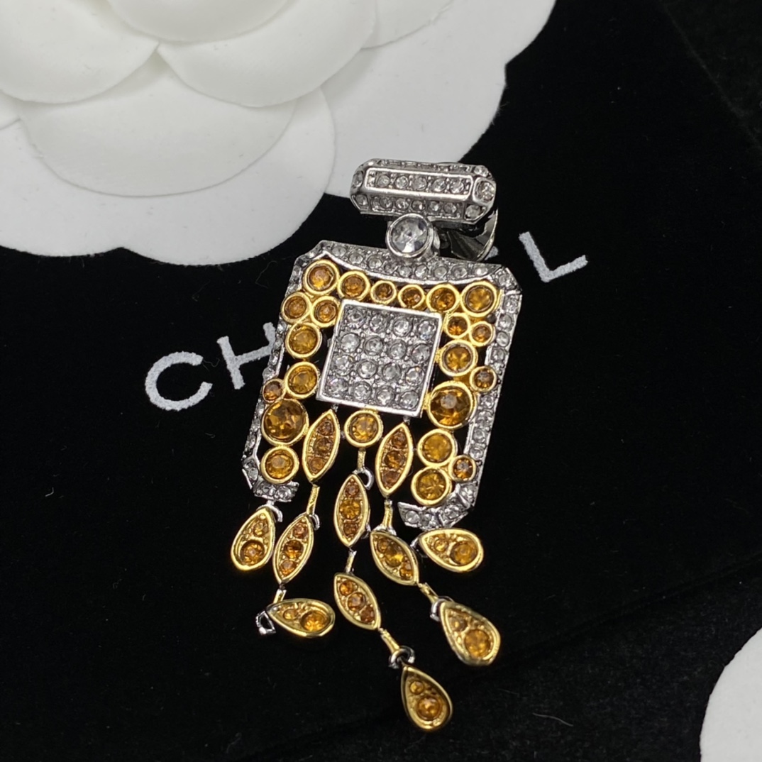 C style Fashion Brooch-Luxeon