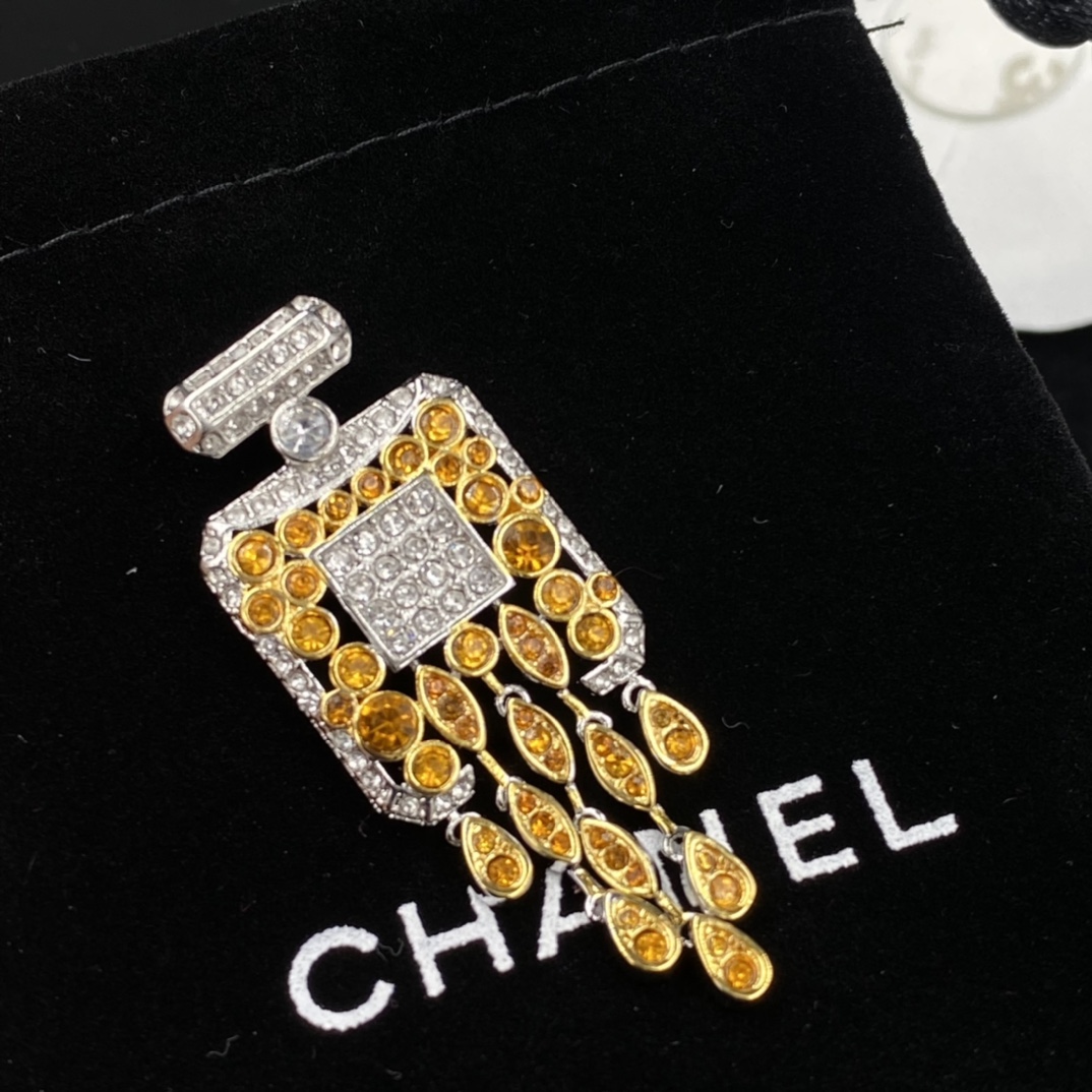 C style Fashion Brooch-Luxeon