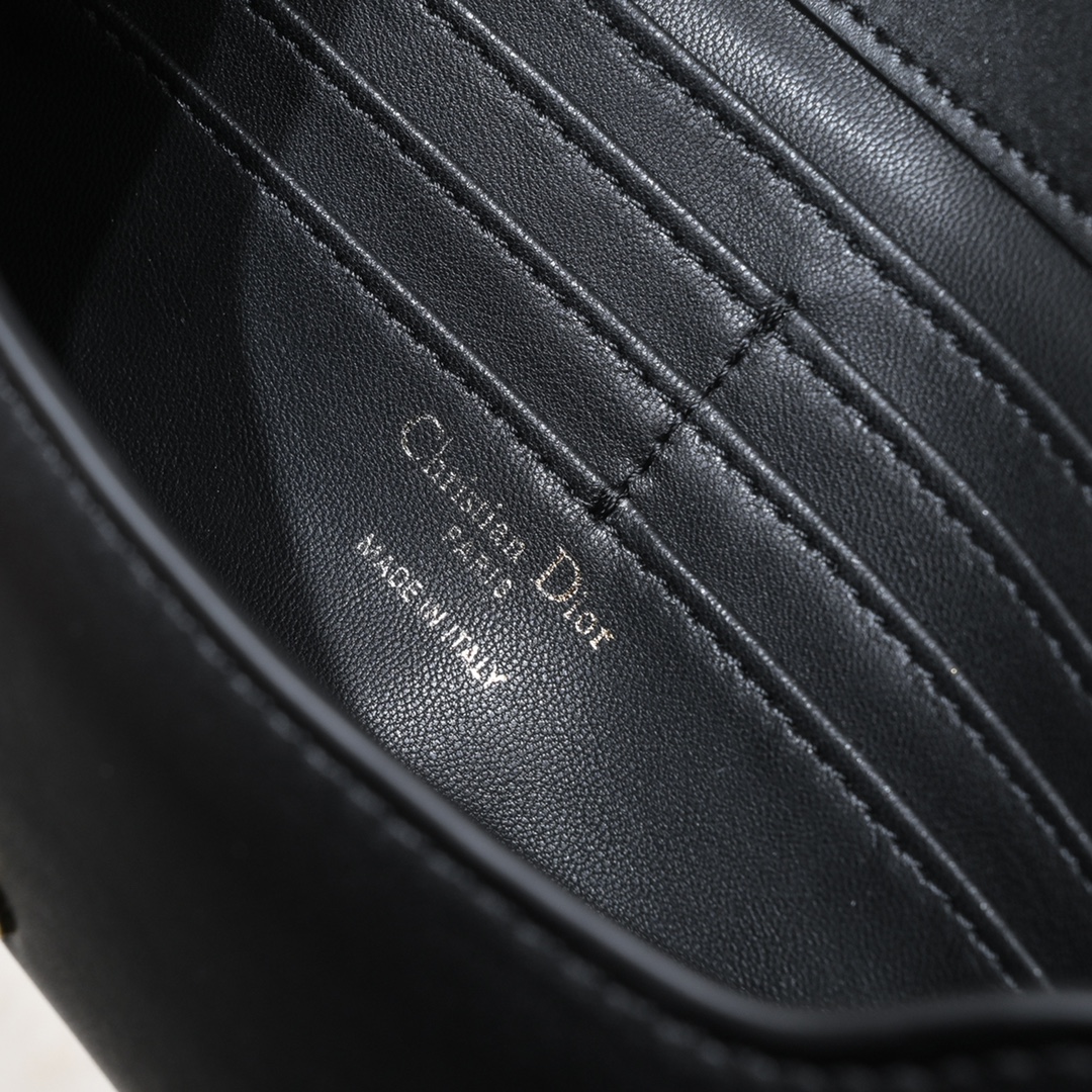 New D style BobbyEast-West Chain Handbag-Luxeon