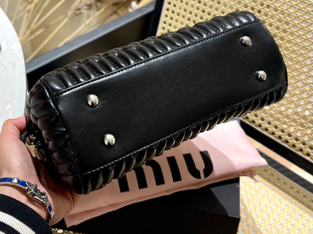 Miumiu new lambskin pleated vegetable basket Tote bag-Luxeon