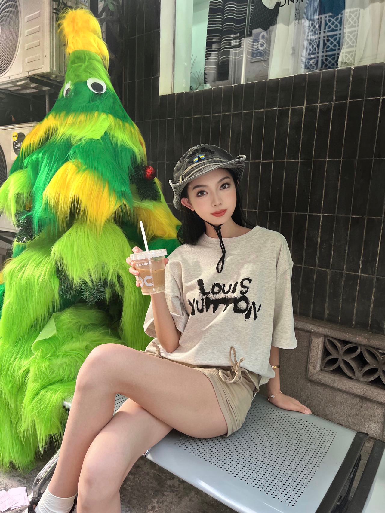 . Graffiti Letter Short Sleeve T-shirt L style-Luxeon