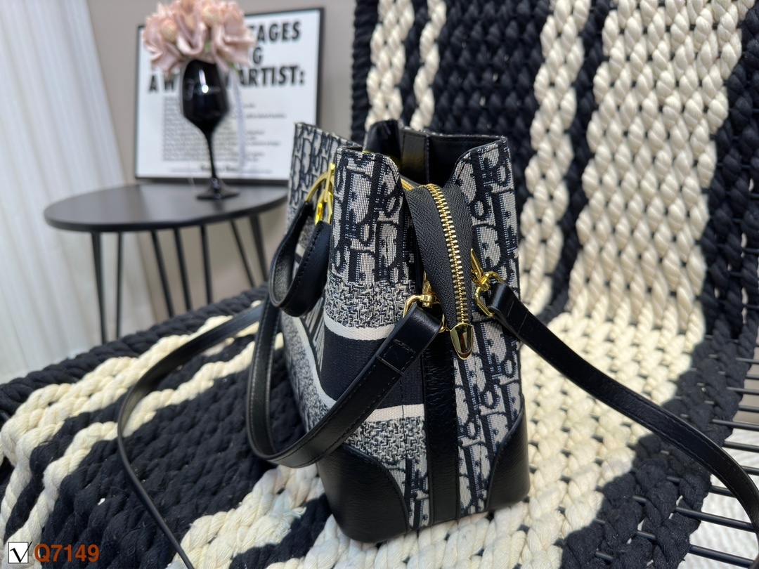 D style bucket bag portable shoulder bag-Luxeon