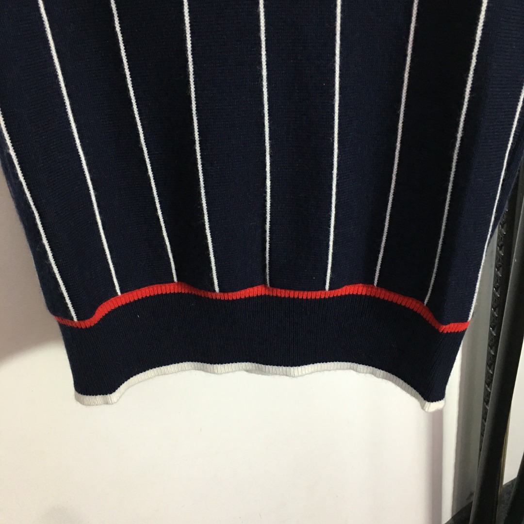 C style V-neck contrasting striped cashmere knit vest-Luxeon