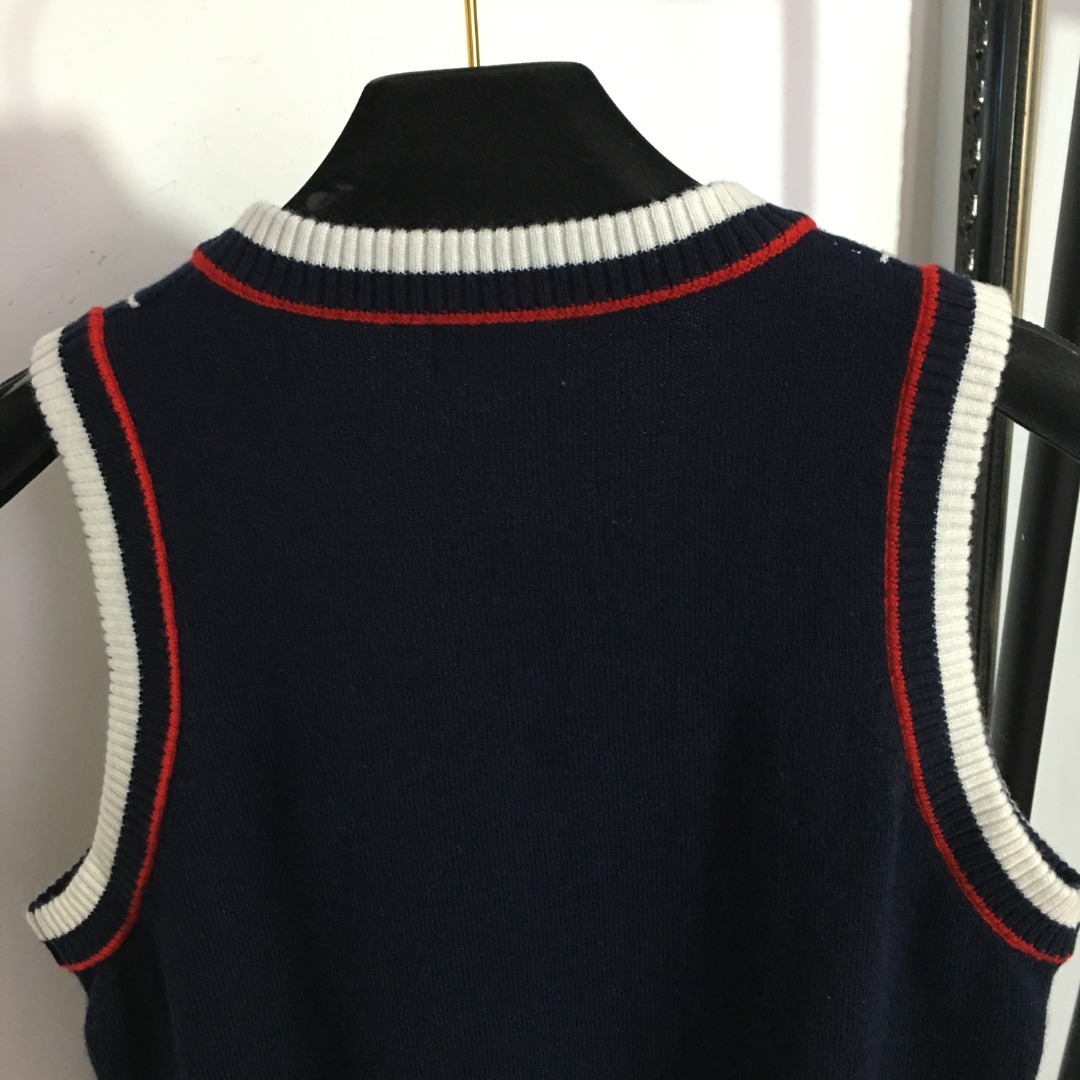 C style V-neck contrasting striped cashmere knit vest-Luxeon