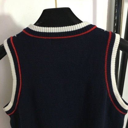 C style V-neck contrasting striped cashmere knit vest-Luxeon