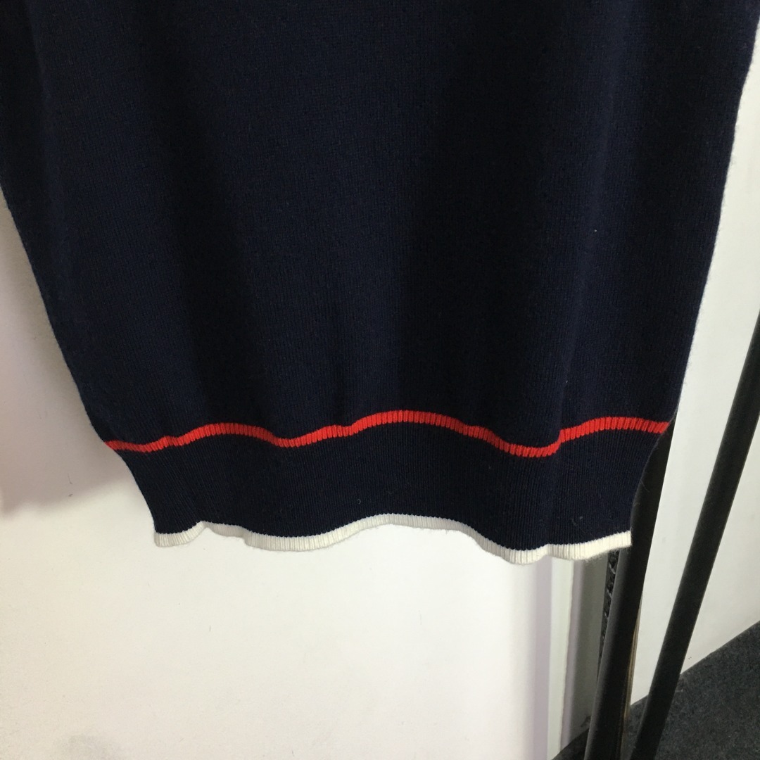 C style V-neck contrasting striped cashmere knit vest-Luxeon