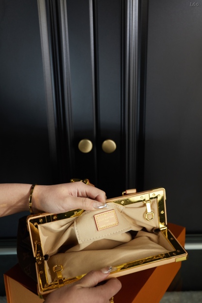 L style Clutch old flower cloud bag