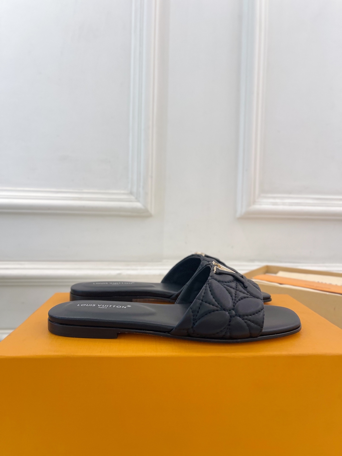 L Style embroidered letter buckle flat slippers