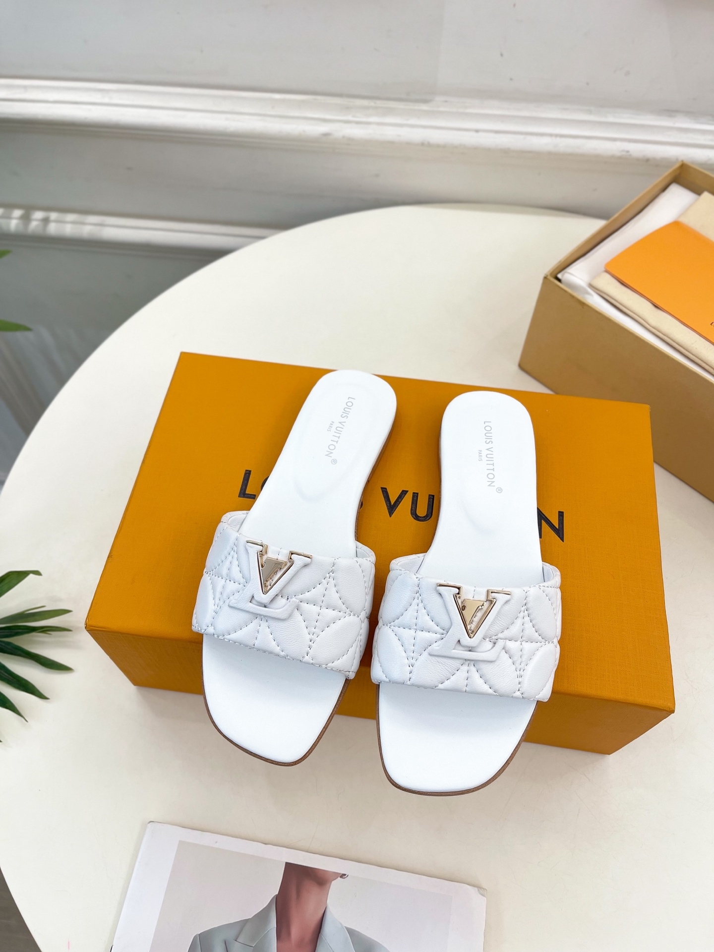 L Style embroidered letter buckle flat slippers