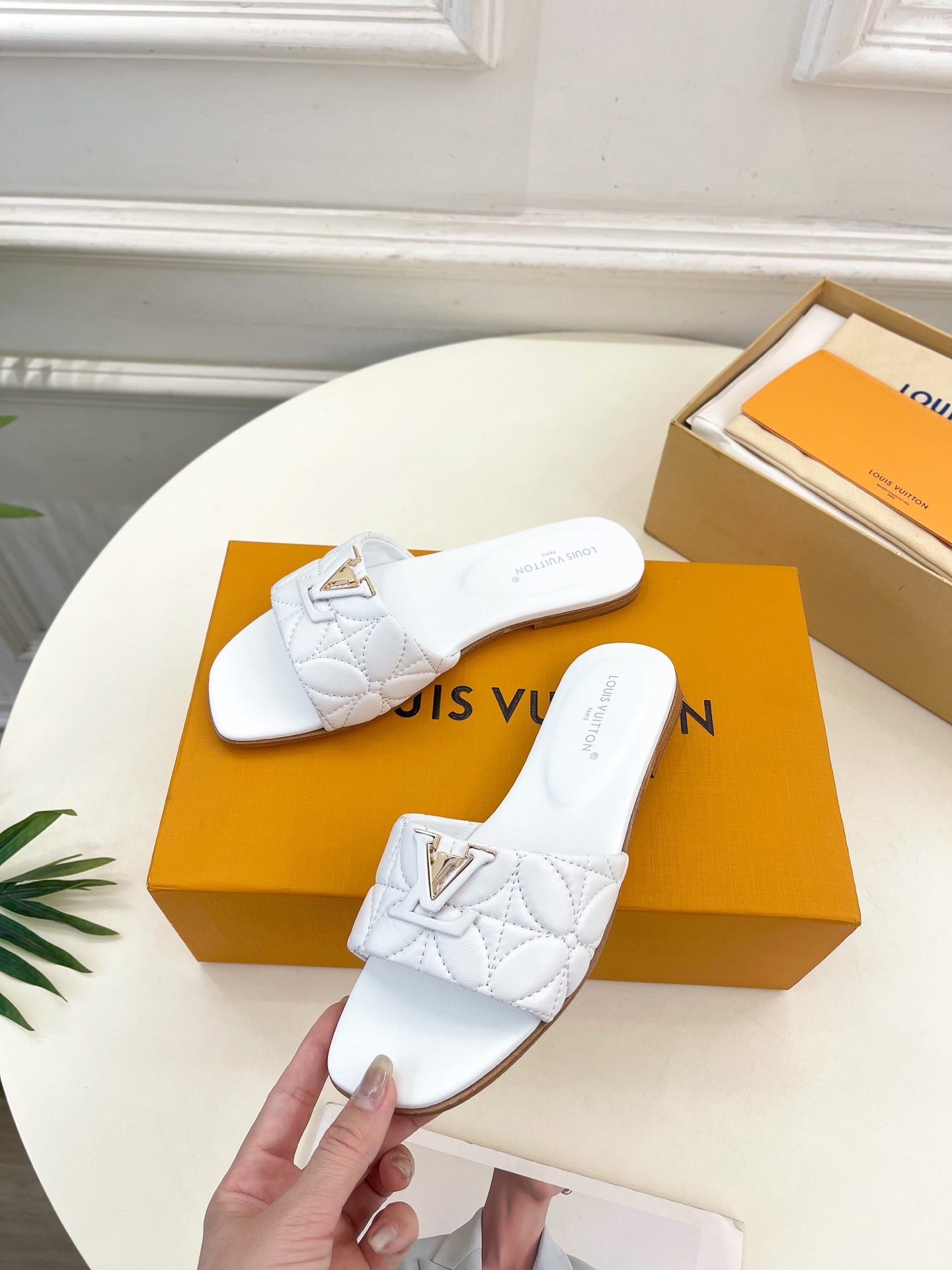 L Style embroidered letter buckle flat slippers