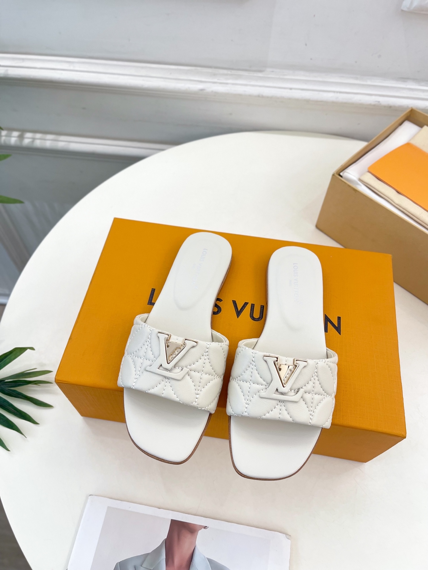 L Style embroidered letter buckle flat slippers