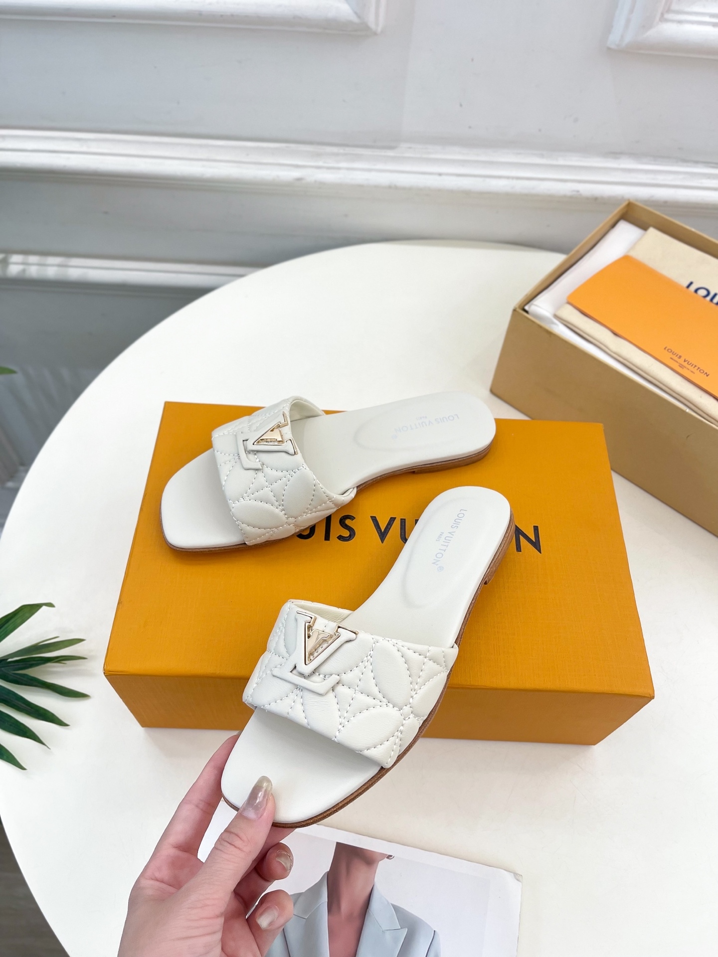 L Style embroidered letter buckle flat slippers