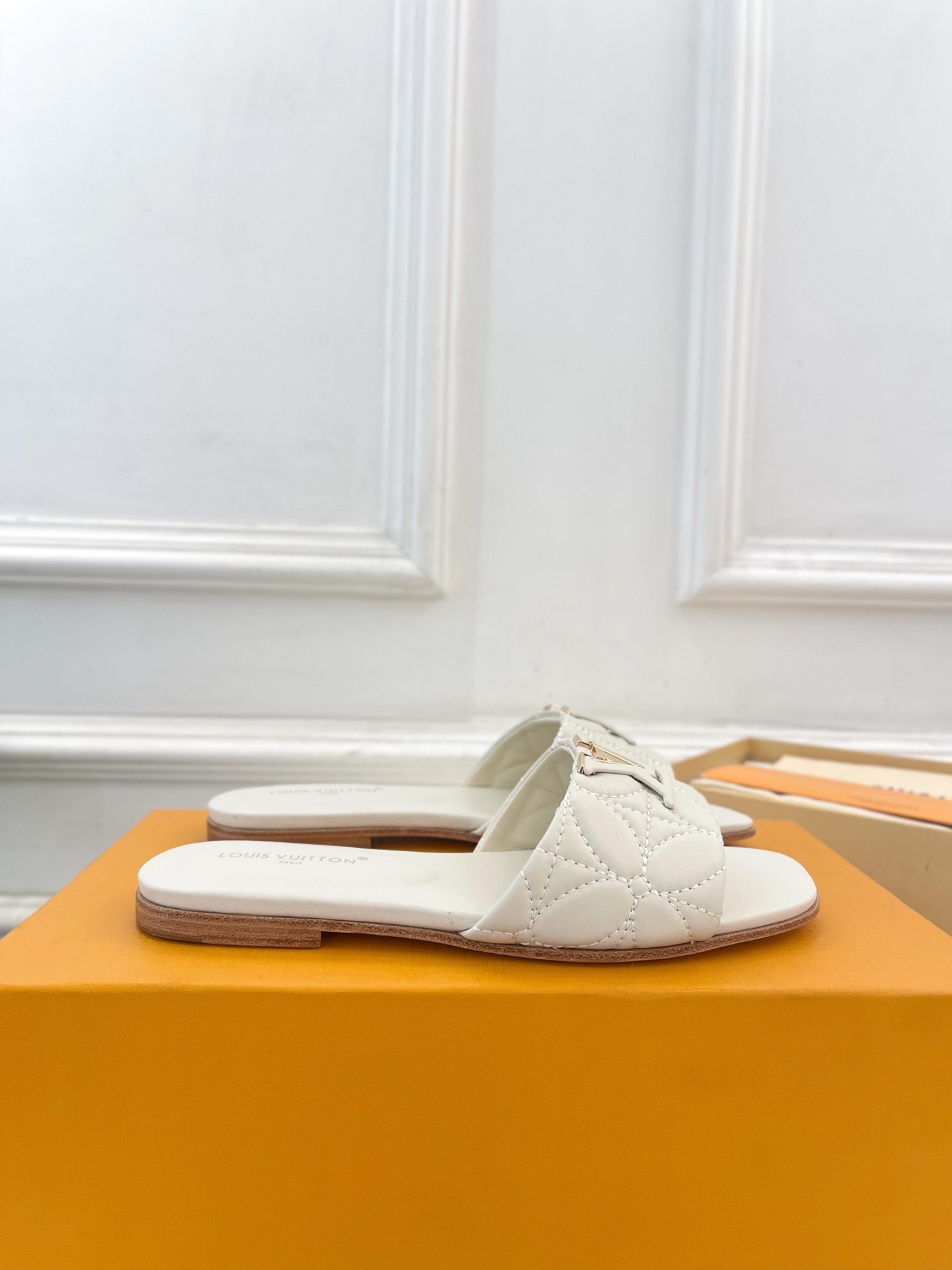 L Style embroidered letter buckle flat slippers