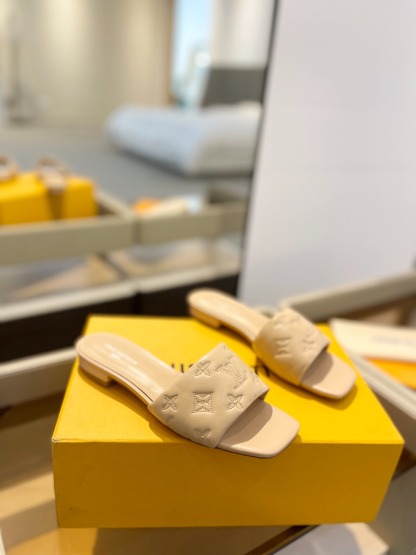 L Style Embossed Embroidery Women Slippers