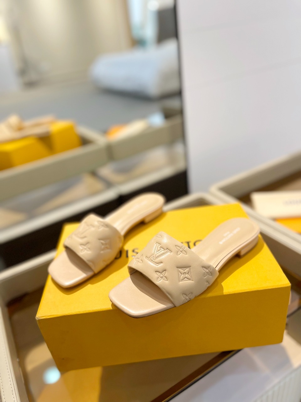 L Style Embossed Embroidery Women Slippers