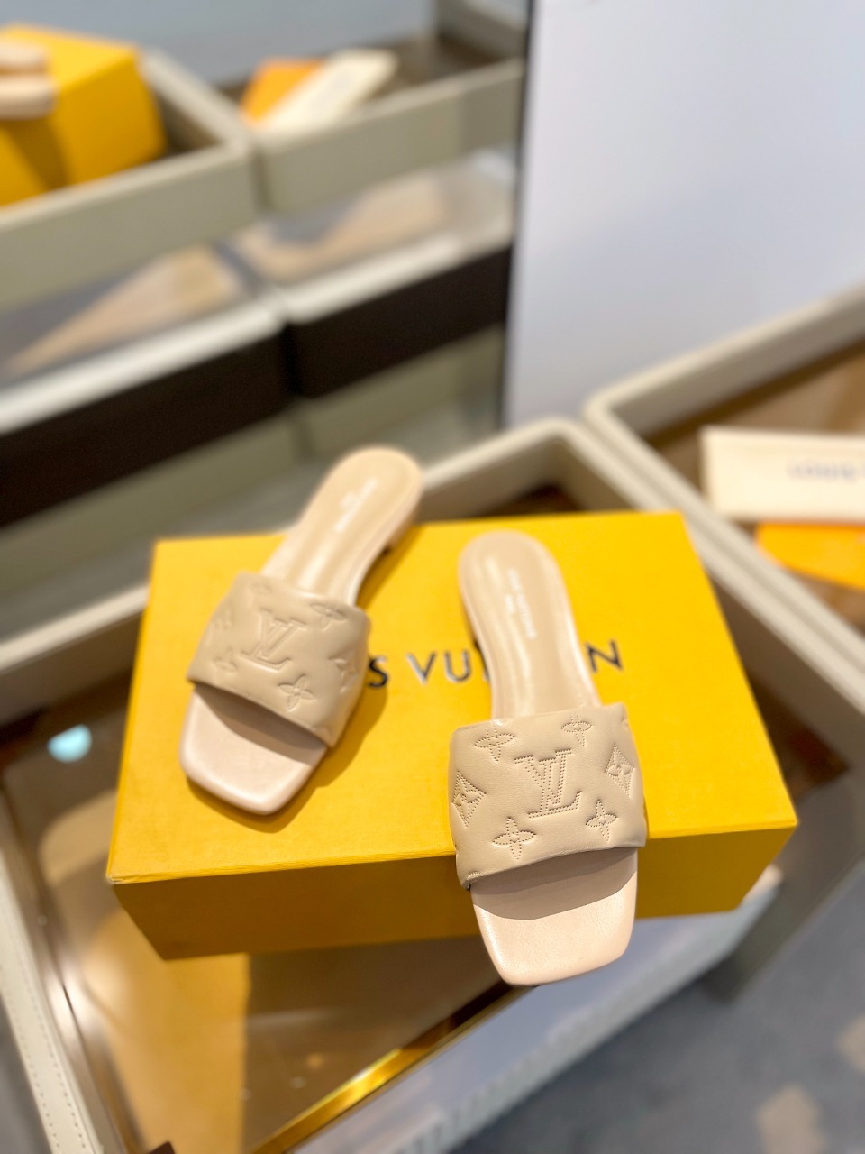 L Style Embossed Embroidery Women Slippers