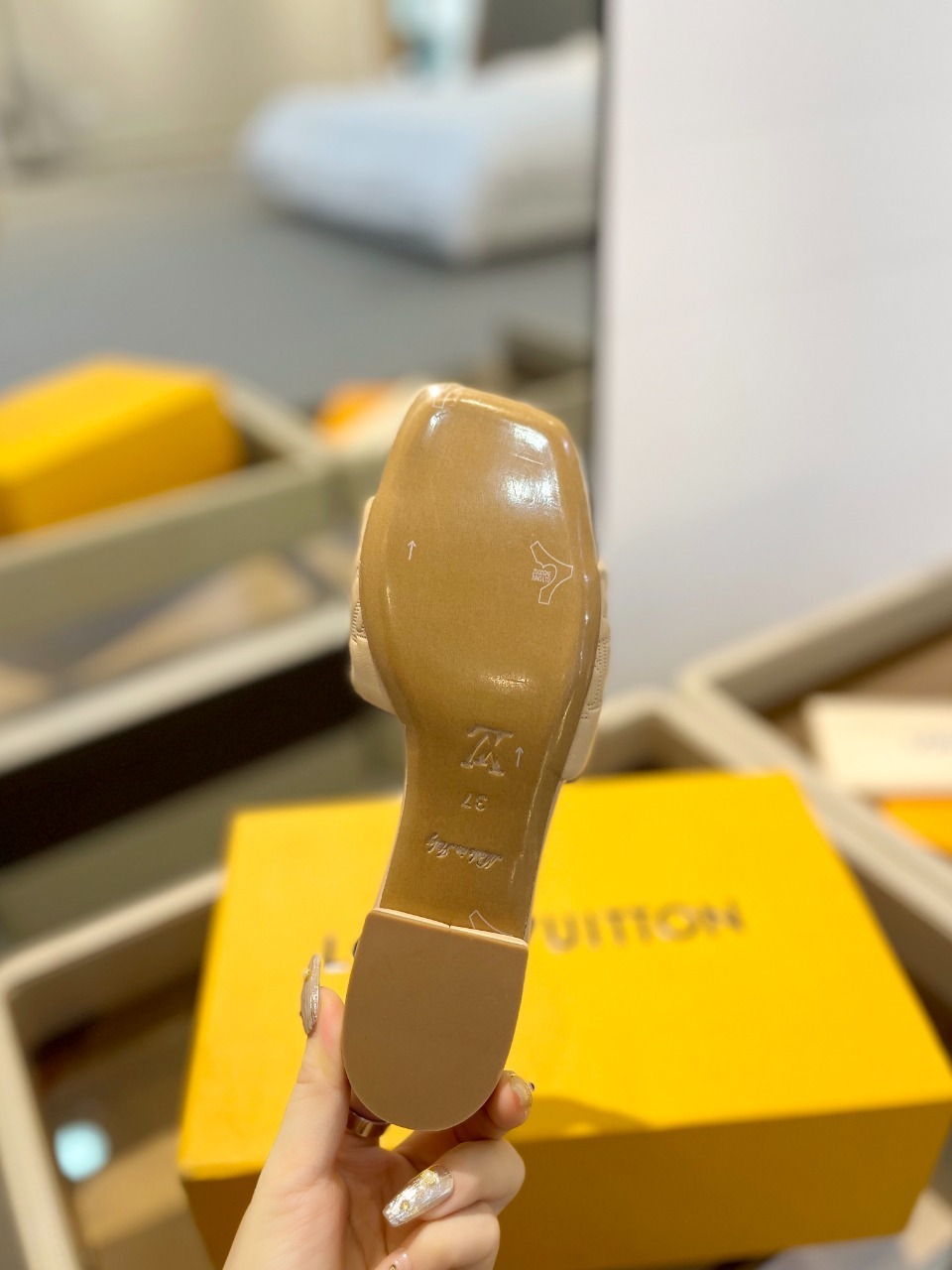 L Style Embossed Embroidery Women Slippers