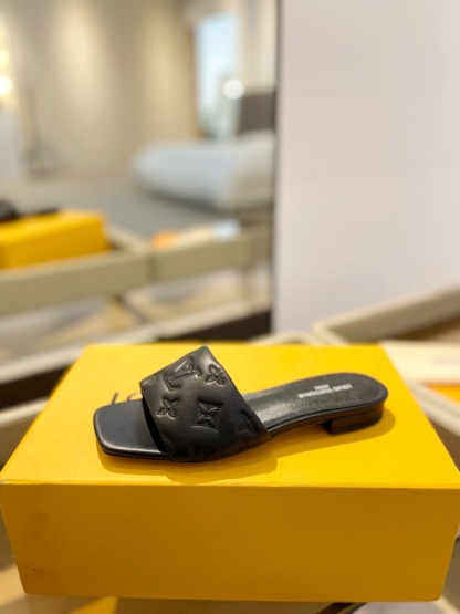 L Style Embossed Embroidery Women Slippers