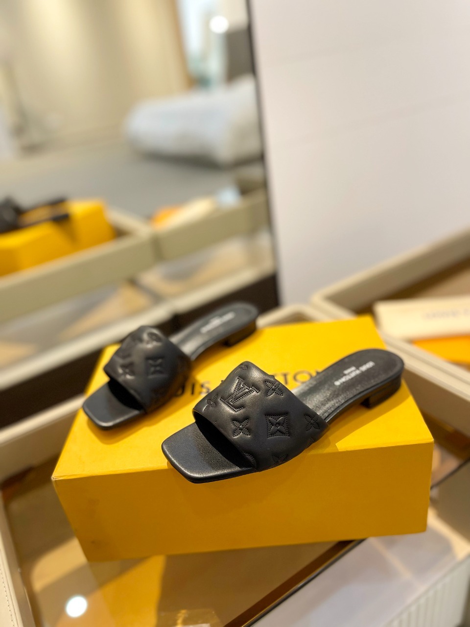 L Style Embossed Embroidery Women Slippers