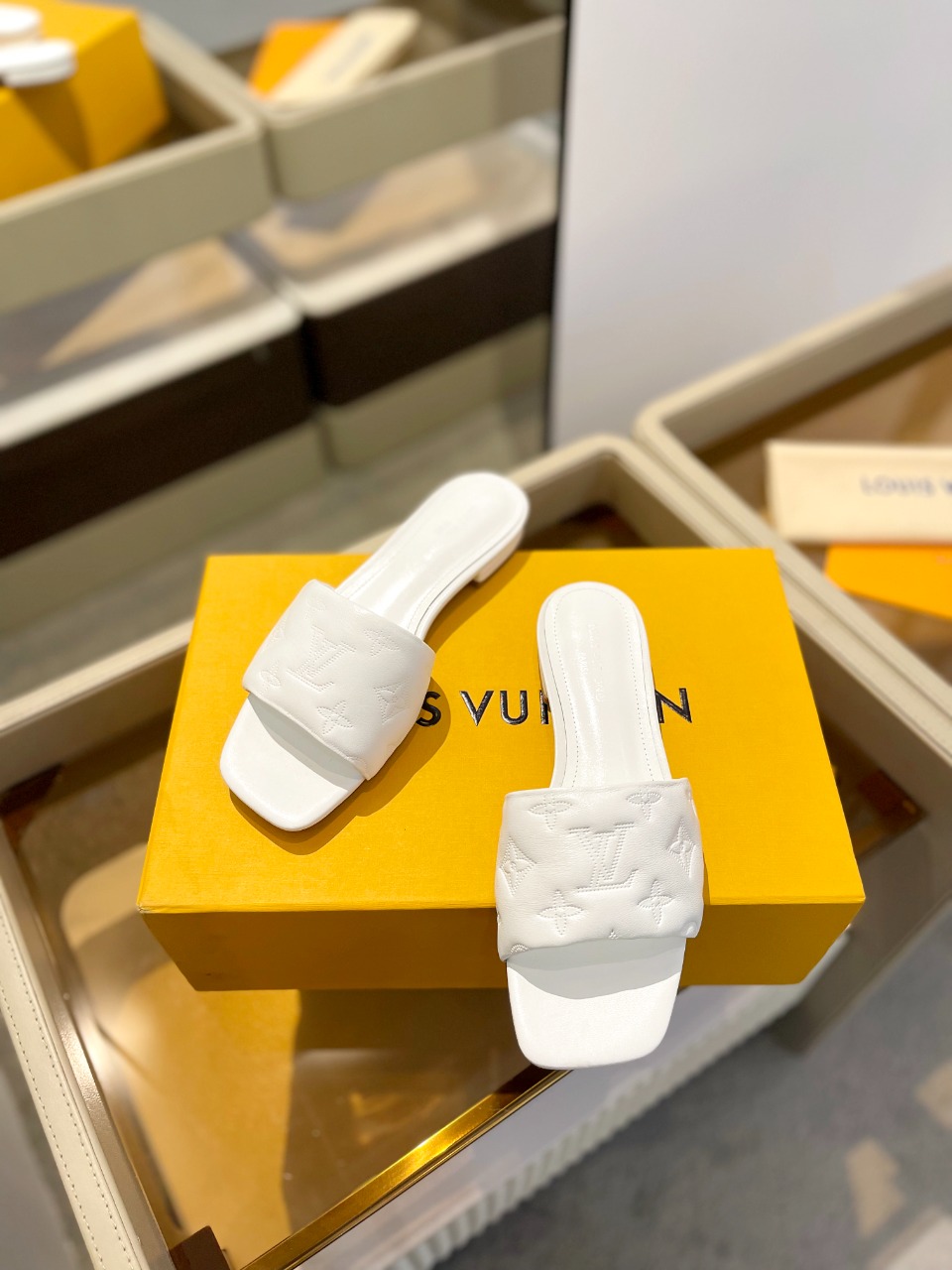 L Style Embossed Embroidery Women Slippers