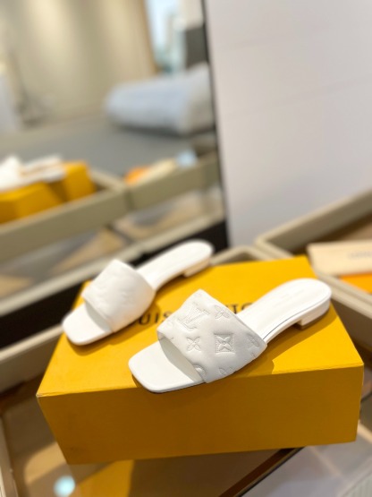 L Style Embossed Embroidery Women Slippers