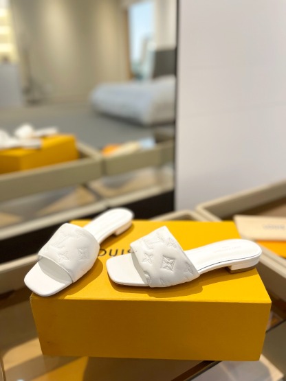 L Style Embossed Embroidery Women Slippers