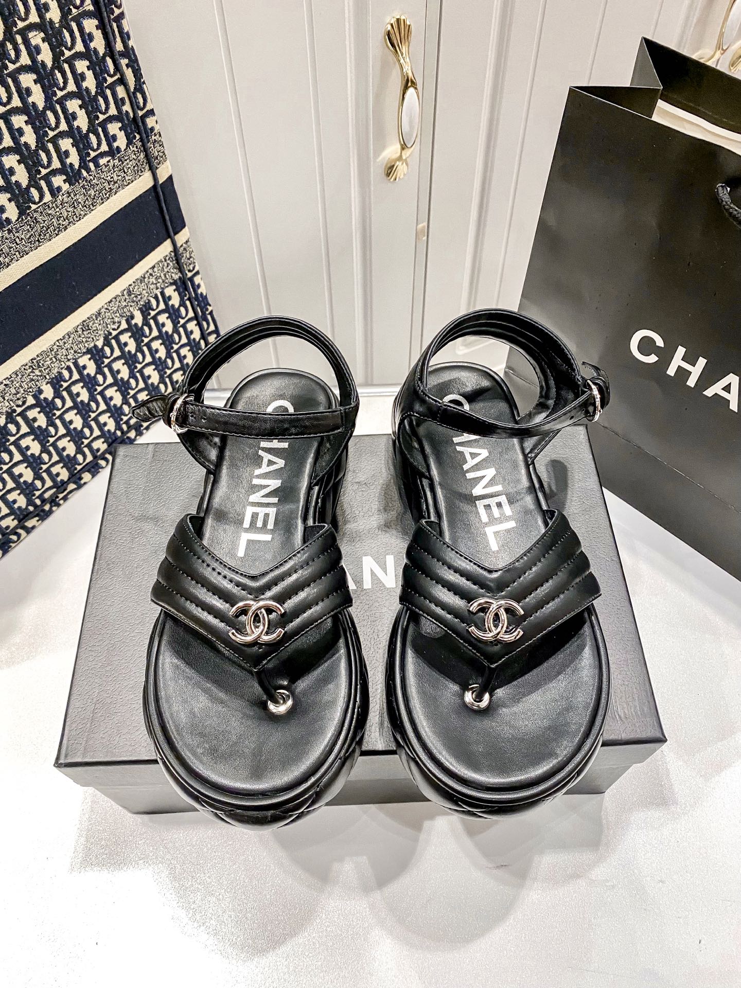 D Style diamond platform flip flops