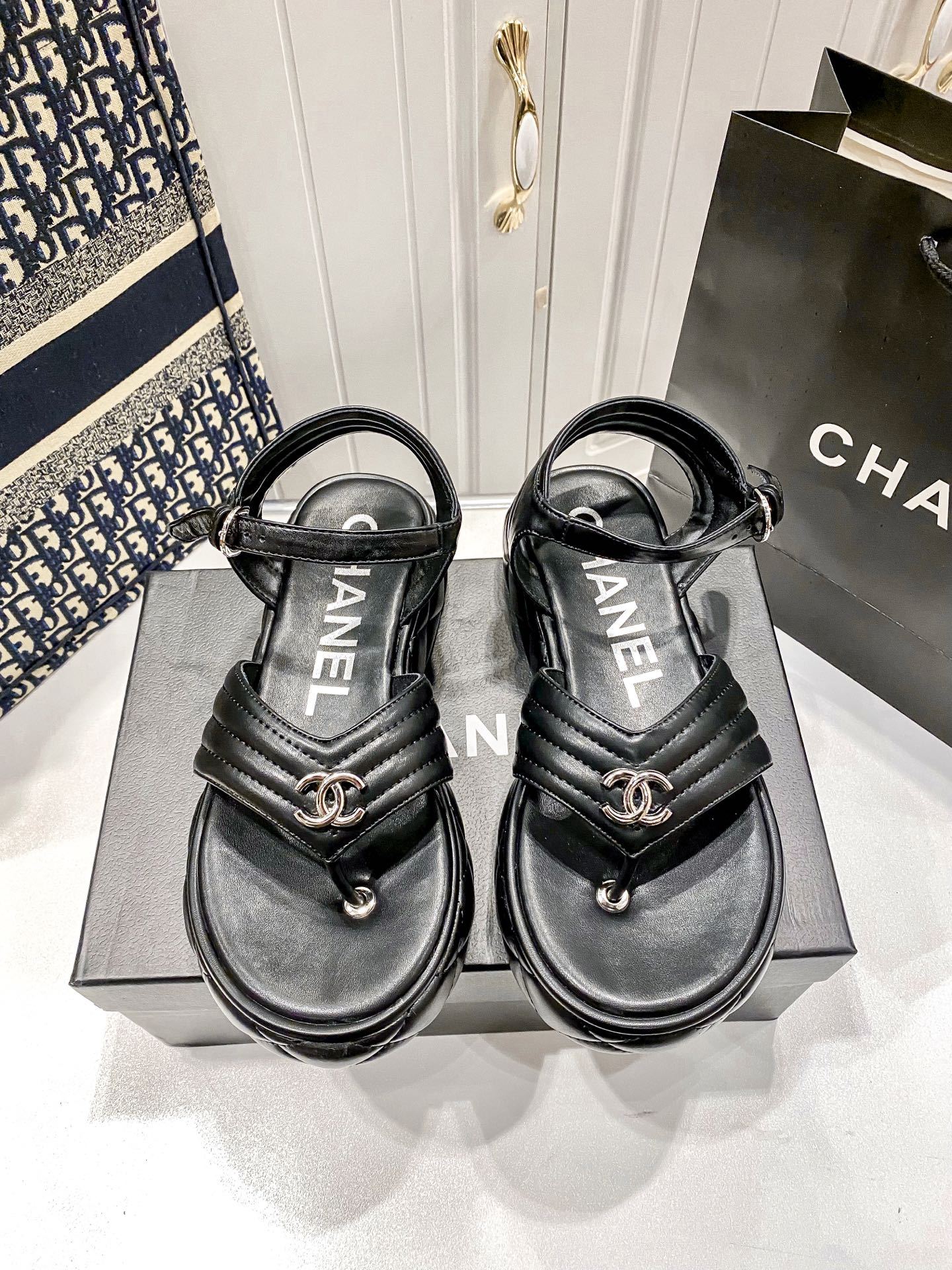 D Style diamond platform flip flops