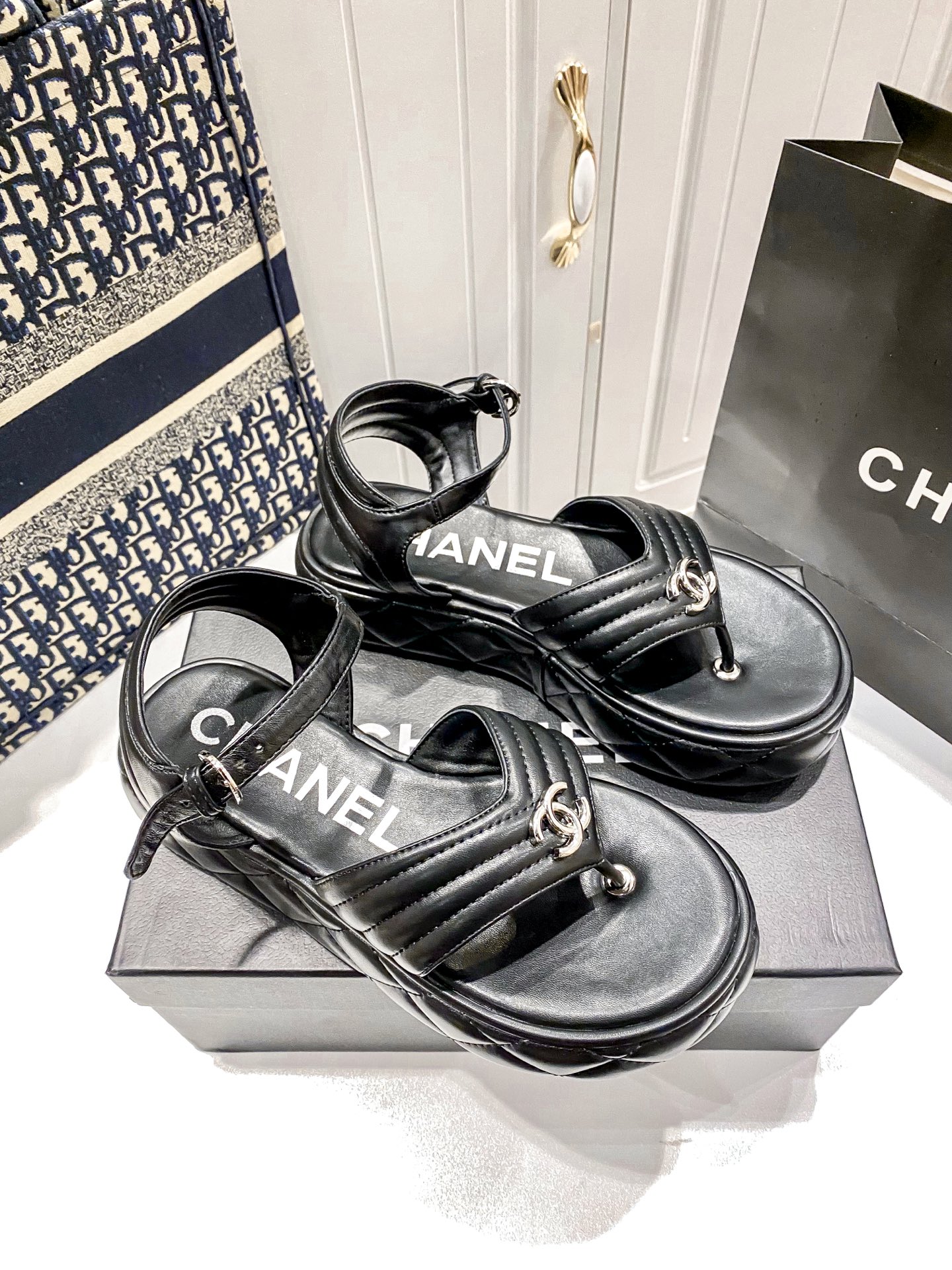 D Style diamond platform flip flops