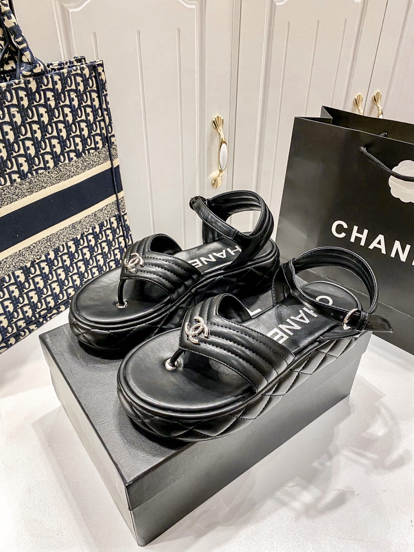 D Style diamond platform flip flops