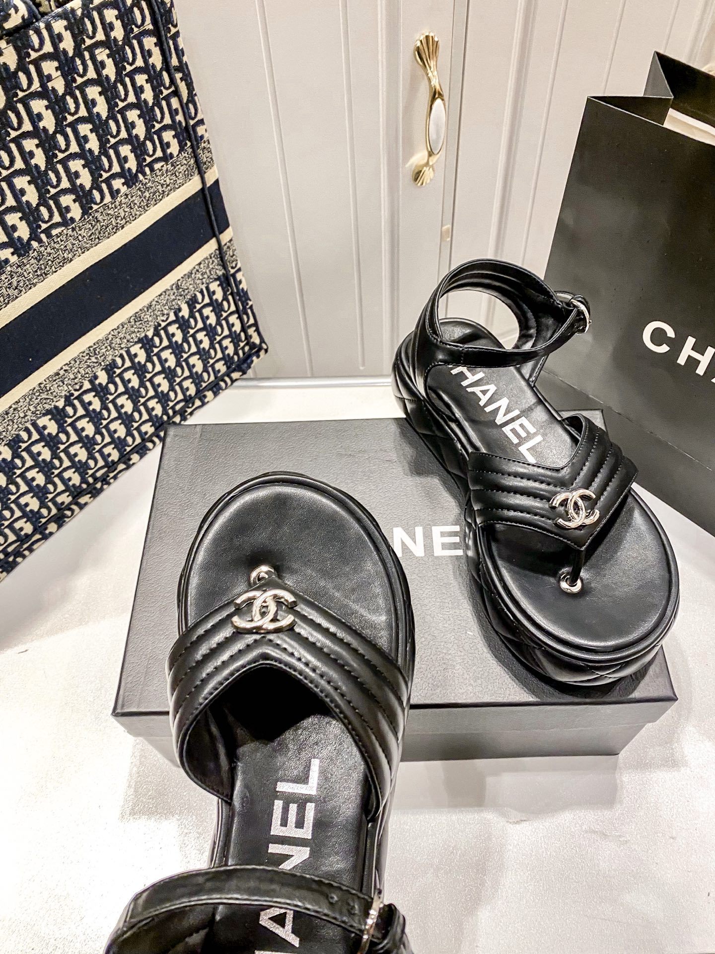 D Style diamond platform flip flops