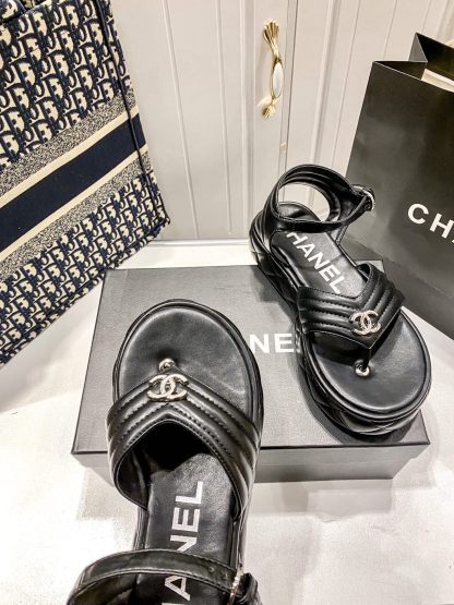 D Style diamond platform flip flops