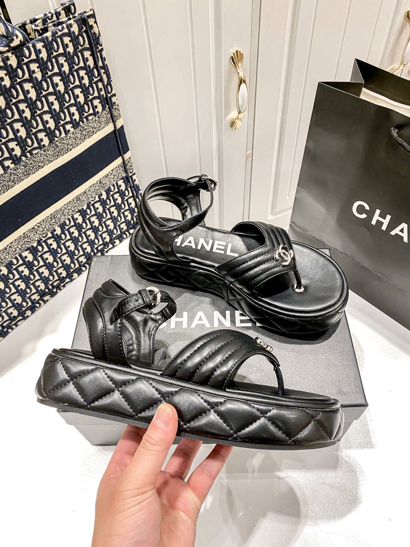 D Style diamond platform flip flops