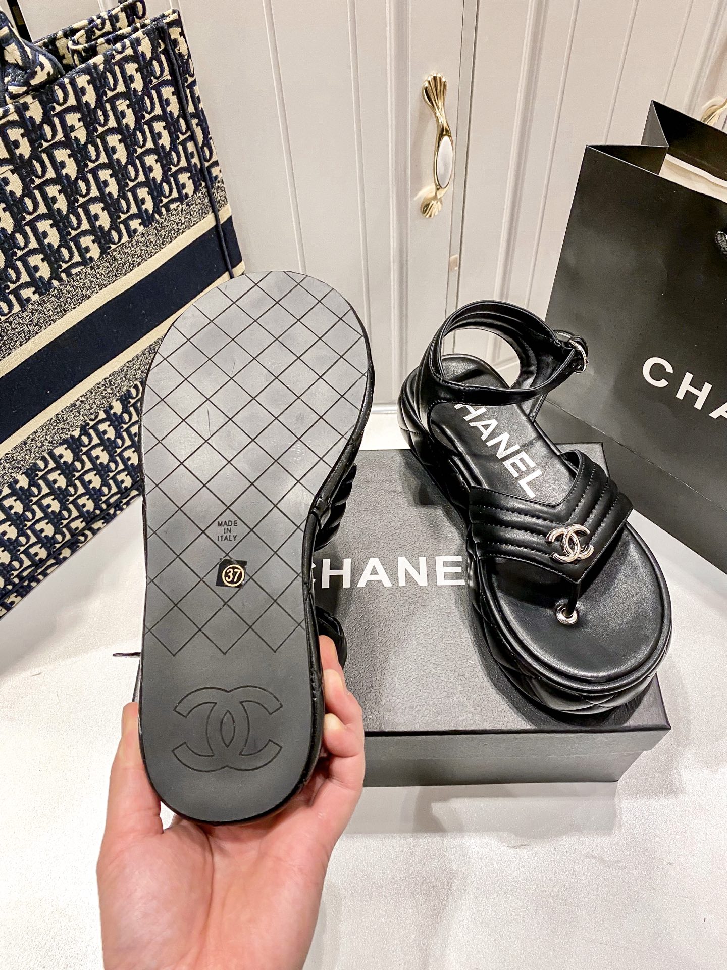 D Style diamond platform flip flops