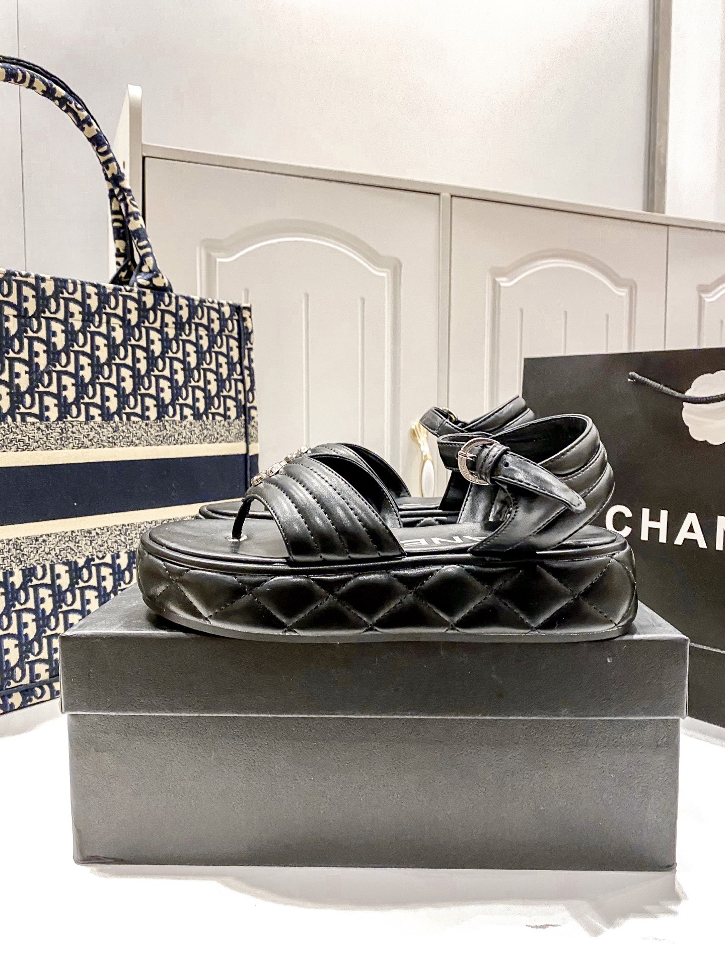 D Style diamond platform flip flops