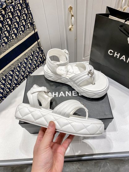 D Style diamond platform flip flops