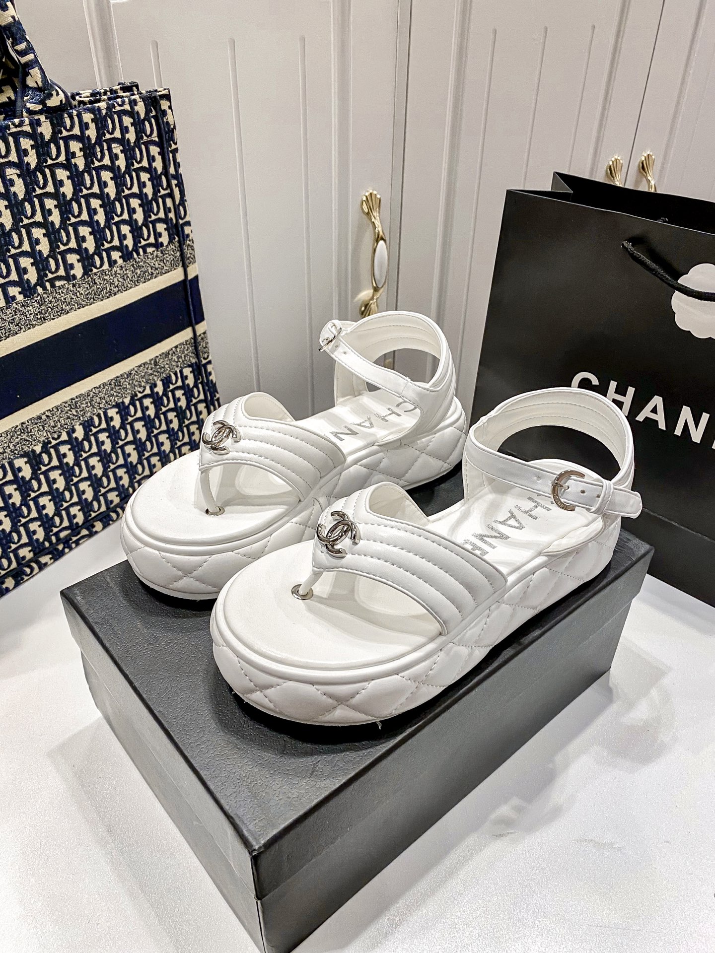 D Style diamond platform flip flops