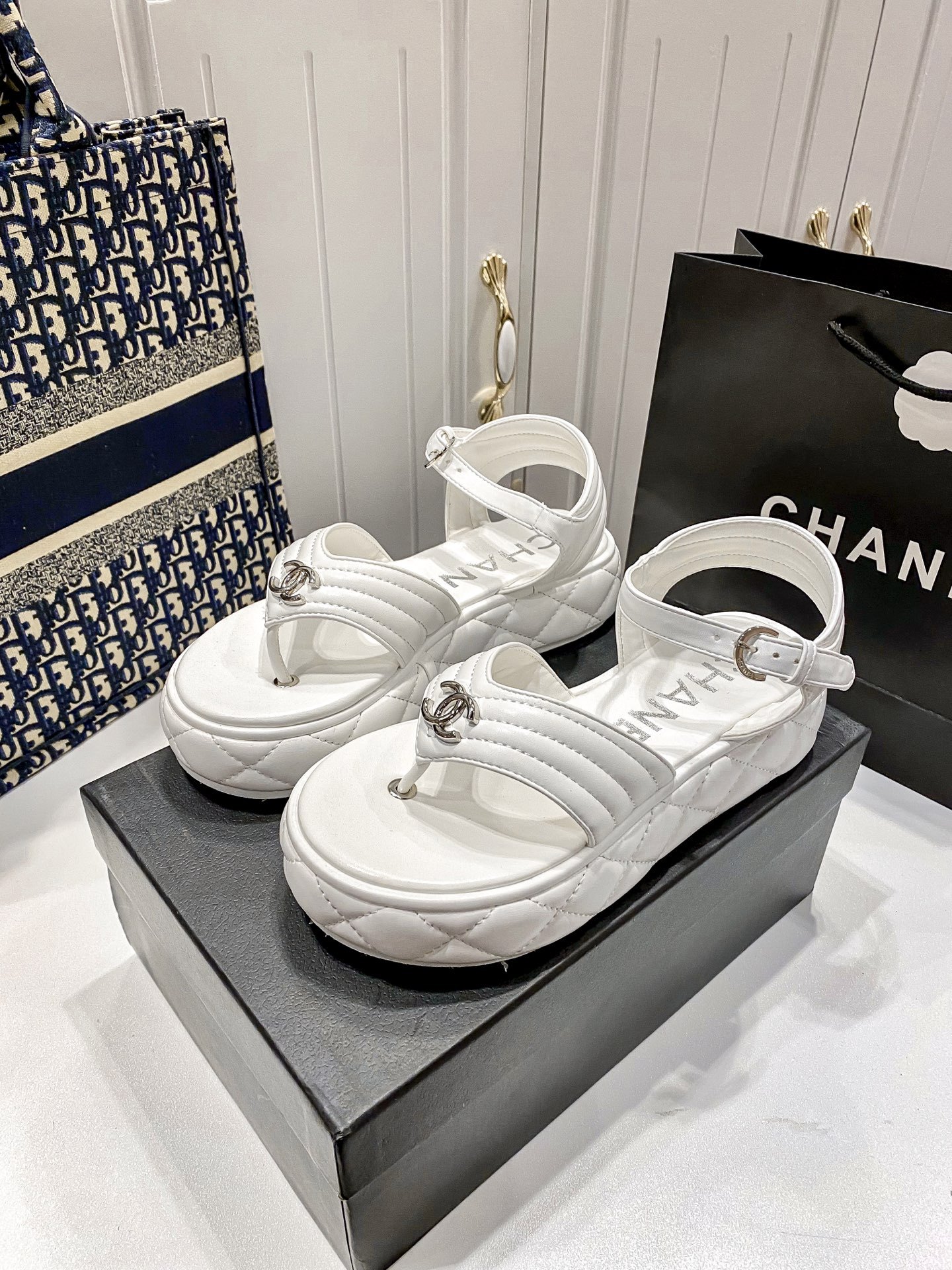 D Style diamond platform flip flops