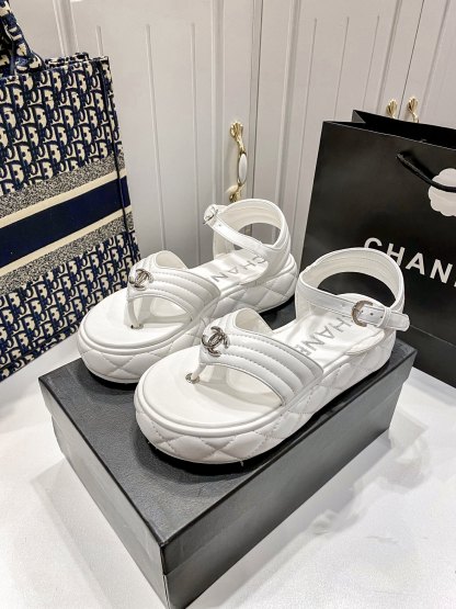 D Style diamond platform flip flops