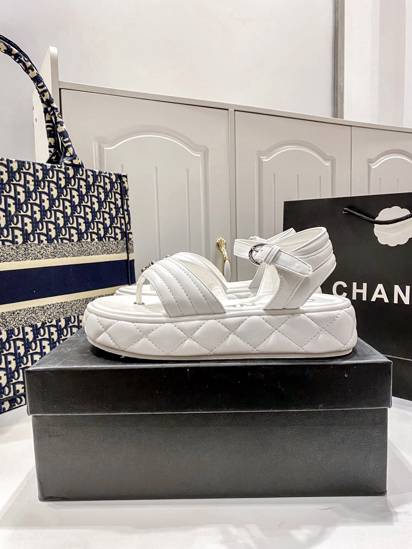 D Style diamond platform flip flops