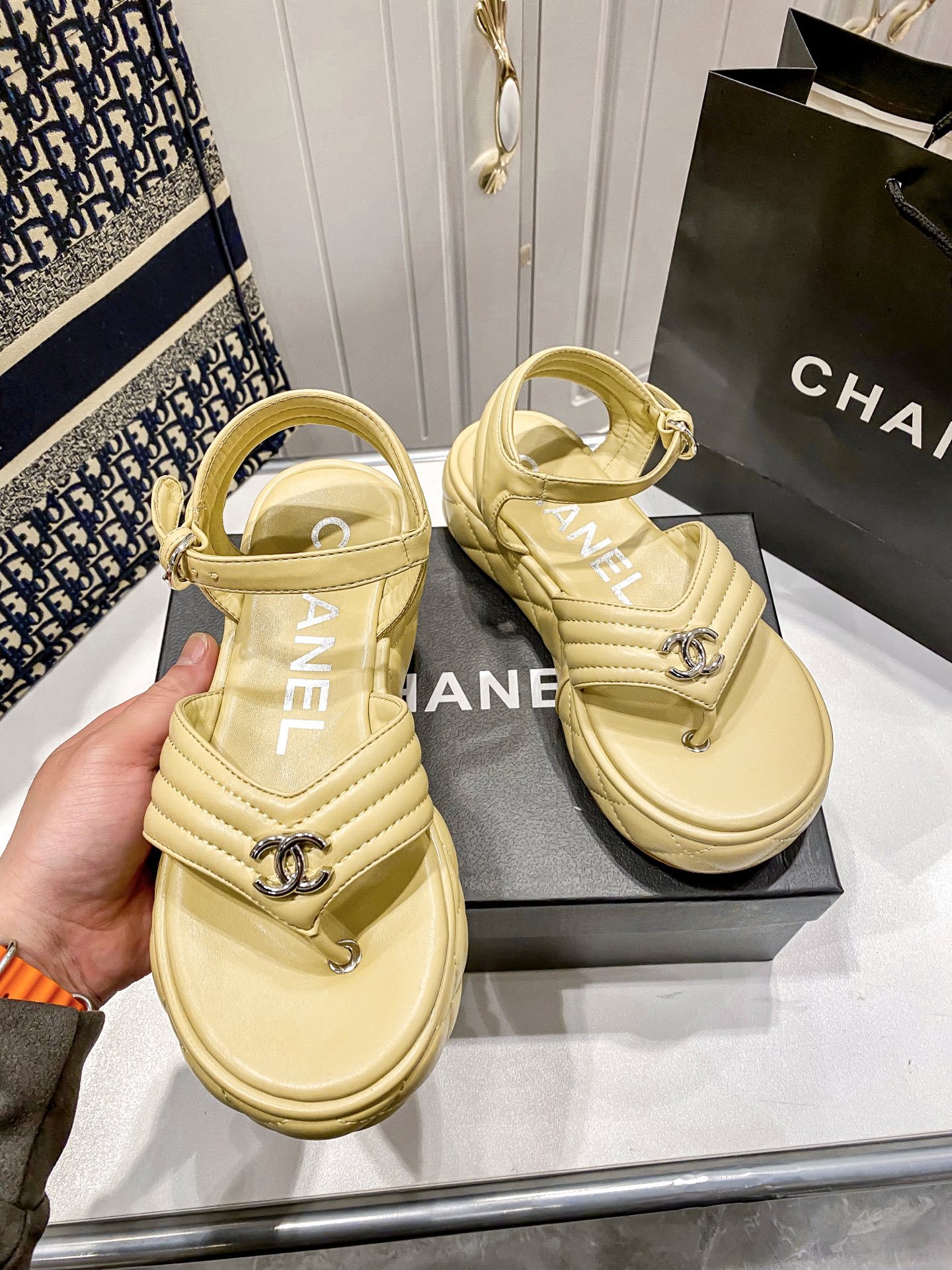 D Style diamond platform flip flops