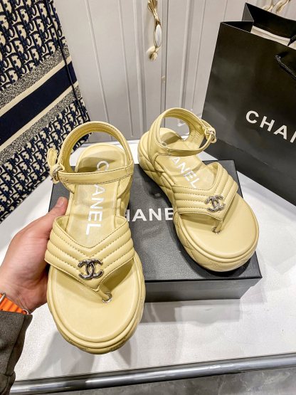 D Style diamond platform flip flops