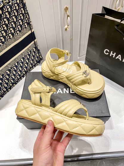 D Style diamond platform flip flops