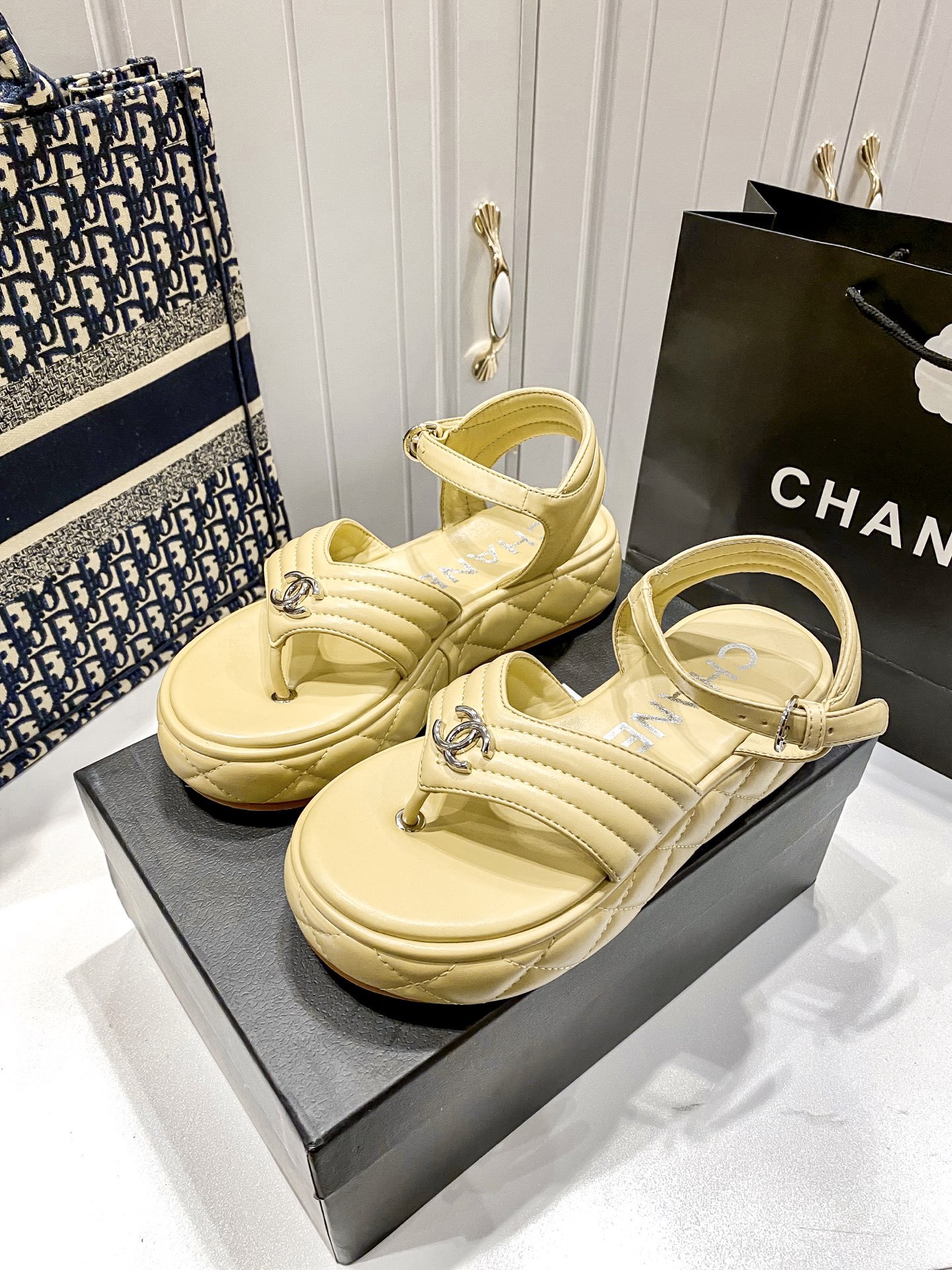 D Style diamond platform flip flops